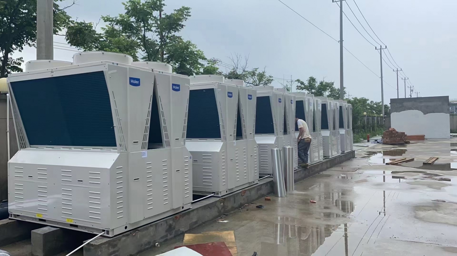 海爾變頻風冷熱泵服役溫州某知名電器工廠